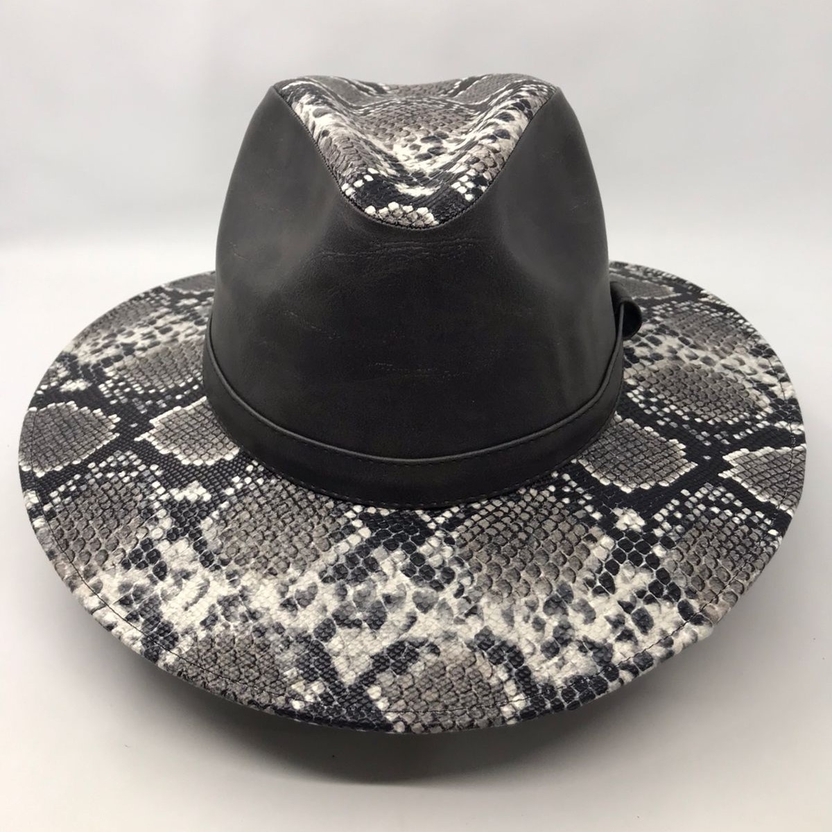 Vinipiel de horma indiana, color negro estampado víbora 0174 Laredo Hats Dama Laredo Hats